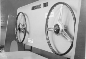Lenkräder aus Italien für den Alfa Romeo 1900 und den Fiat 1200 auf dem Stand von Veglia