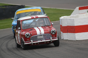 Leopold von Bayern im Austin Mini Cooper S (1964) vor Darren Turner im BMW 1800 TiSA (1965) - St. Mary's Trophy - Goodwood Revival 2015