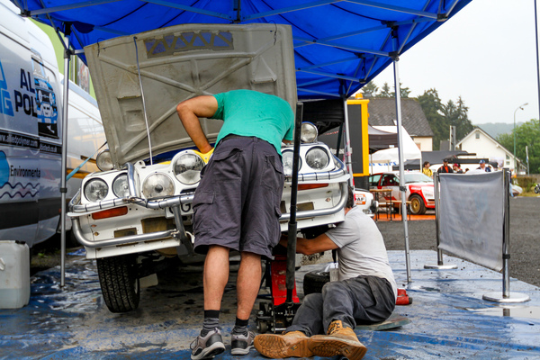Letzte Anpassungen vor einer Etappe - Eifel Rallye Festival 2016