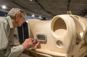 Letzte Arbeiten am Holzmodell - Holzmodell eines Alvis TF 21, hergestellt von Werner Haas für die Sonderschau "Meisterwerke des Hermann Graber" im Pantheon Basel