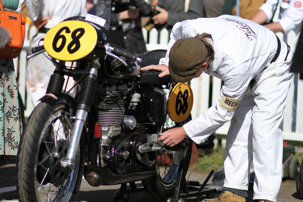 Letzte Einstellungsarbeiten am Motorrad -Goodwood Revival 2018