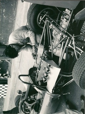 Letzte Handgriffe am 1100-ccm-Cosworth-Motor vor dem Avus-Rennen 1962