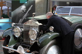 Letzte Handgriffe am Rolls-Royce Phantom I Dual Cowl Open Tourer (1927) - Concorso d'Eleganza - British Classic Car Meeting 2019