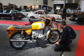 Letzte Handgriffe an der BMW R90S - Motorworld Classic Berlin 2017