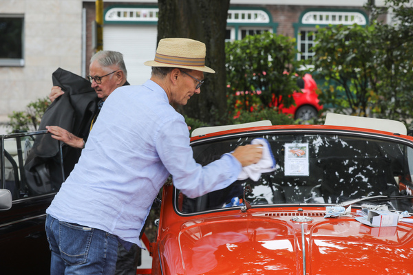 Letzte Putzfinessen am 1302 Cabriolet - Internationales Käfer-Cabrio-Treffen von Deutschland 2025