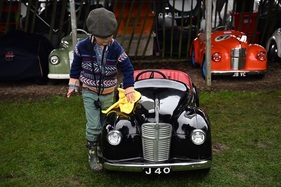 Letzte Vorbereitungen des jungen Rennfahrers vor dem Settrington Cup - Goodwood Revival 2024