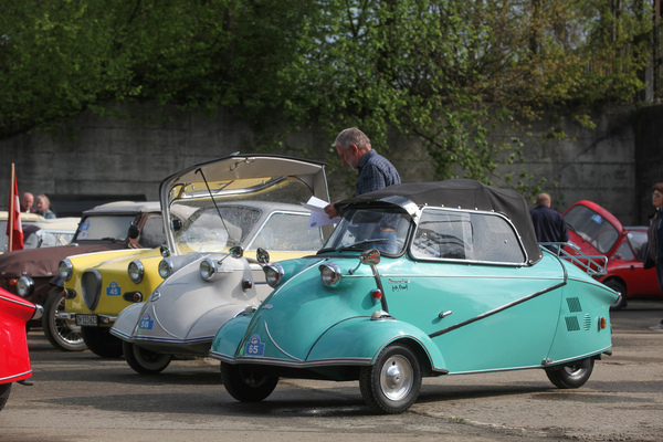 Image: Final preparations before the rally, in the foreground an FMR KR 200 from 1958 - 12th International Microcar Meeting Wohlen 2022