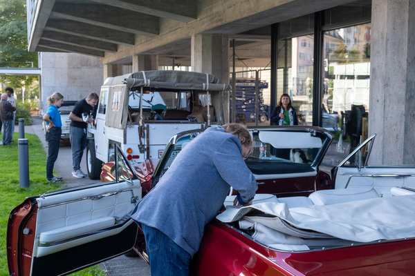 Letzte Vorbereitungen vor der gemeinsamen Ausfahrt – 8. Autos von Dazumal 2023