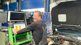 Alles sauber? Mit ruhigem Leerlauf und idealer Einstellung wird das Abgas des Oldtimers deutlich sauberer, und der Kraftstoffverbrauch sinkt.