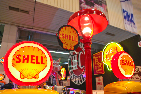 Leuchtende Automobile - als die Tankstellen noch stilvoll waren (Techno Classica 2017)