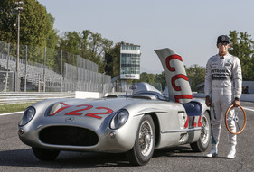 Lewis Hamilton fährt gerne in den alten Sportwagen wie dem Mercedes-Benz SLR von 1955