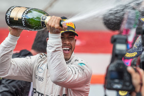 Lewis Hamilton feiert und wird von einer digitalen Spiegelreflex fotografiert - F1 Grand Prix von Monaco 2016