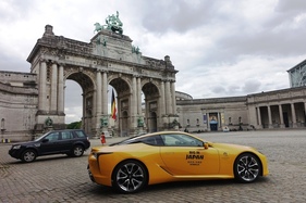 Lexus LC 500 (2025) – Abschied vor dem Triumphbogen – Sonderausstellung "Big in Japan" in der Autoworld Brüssel