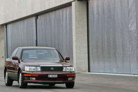 Lexus LS 400 (1990) - nicht allen gefiel damals der etwas grob gestaltete Frontbereich