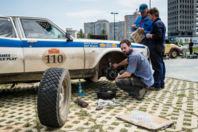 Leyland P76 (1974) - am Ruhetag wird repariert - Rallye Peking-Paris 2016