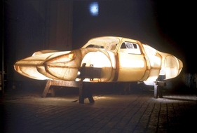 Licht-Gestalt: Porsche dramatisierte auf diesem Bild das neue Karosserie-Material für den Porsche 904 durch entsprechende Lichtführung