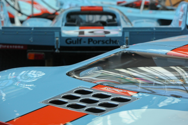 Lichtspiel auf den Hecks des Ford GT40 und des Porsche 917 - Retro Classics Stuttgart 2020