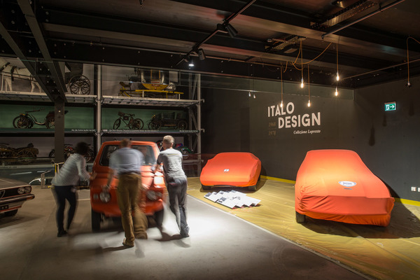 Lieber Schieben als Fahren, die Schaustücke werden sorgfältig positioniert - Sonderschau "Italo-Design 1968-1978 - Collezione Lopresto" im Verkehrshaus Luzern 2018