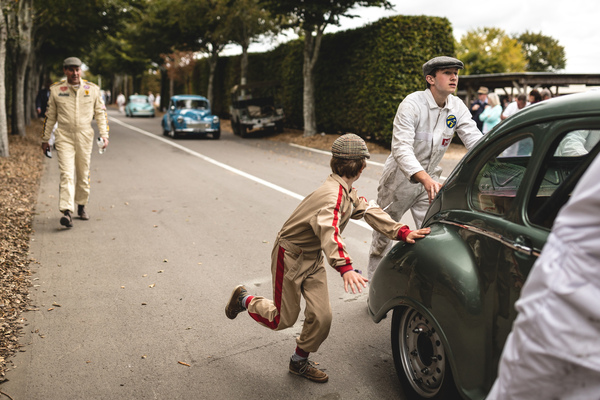 Lieber Schieben als für kurze Strecken den Motor anwerfen - Goodwood Revival 2018