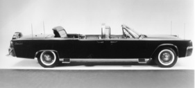 Lincoln Continental (1961) - Kennedys Lincoln als Cabriolet, die Sitzbank hinten lässt sich anheben, auf den Plattformen unten an den Holmen können Leibwächter stehen