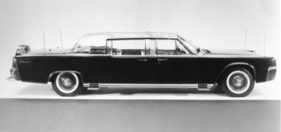 Lincoln Continental (1961) - Kennedys Lincoln mit montiertem Glasdach - die Plexiglasteile finden alle im Kofferraum Platz, wenn das Auto als Cabrio unterwegs ist (1961)