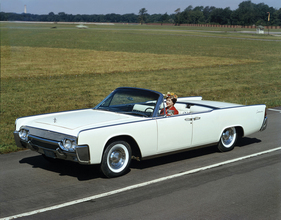 Lincoln Continental (1961) - das einzige damals in den USA gebaute viertürige Cabriolet (1961)