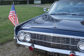 Lincoln Continental (1963) - die Flaggenaufnahmen und die roten Blinklichter waren Sonderausstattungen