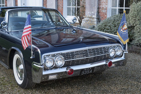 Lincoln Continental (1963) - komplett beflaggt