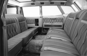 Lincoln Continental (1968) - sechs Sitze im Fond der Nixon-Limousine, Ausgestaltung ähnlich zur Serie, am Boden und an Seitenwänden wird aber Schaffell verarbeitet