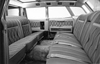 Lincoln Continental (1968) - sechs Sitze im Fond der Nixon-Limousine, Ausgestaltung ähnlich zur Serie, am Boden und an Seitenwänden wird aber Schaffell verarbeitet