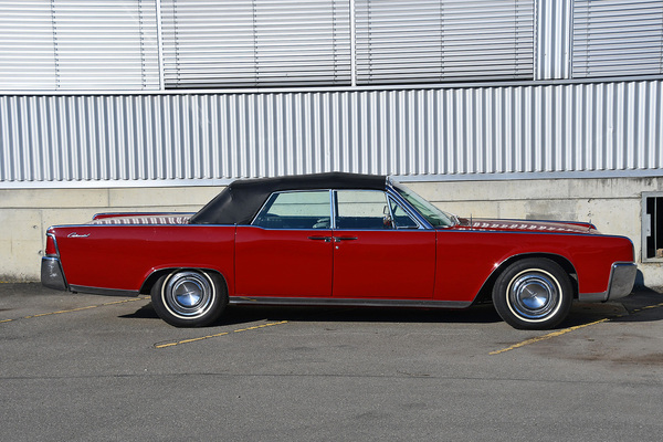 Bild: Lincoln Continental Convertible (1964) - als Lot 136 angeboten an der Versteigerung der Oldtimer Galerie in Toffen am 26. März 2022
