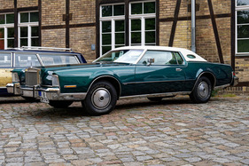 Lincoln Continental Mark IV (1974) – macht mit halbstark-beschrifteten Reifen ein bisschen auf Muscle Car – Oldtimer Open Air 2024 (1974)