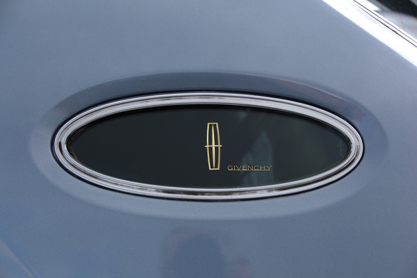 Lincoln Continental Mark V Givenchy Designer Edition (1979) - Designer-Aufdruck im Opera Window - Dolder Classics Mai 2019
