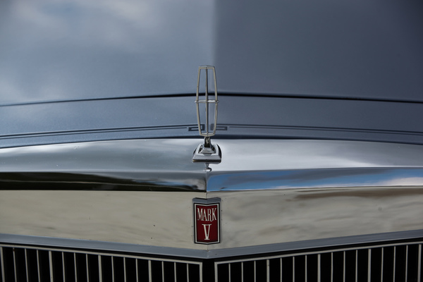 Lincoln Continental Mark V Givenchy Designer Edition (1979) - mit besonderen "Filets" am Auto und der Firmenabkürzung von Givenchy - Dolder Classics Mai 2019