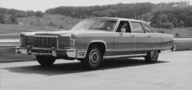 Lincoln Continental Town Car (1976) - jetzt auch als Limousine mit Opera-Window