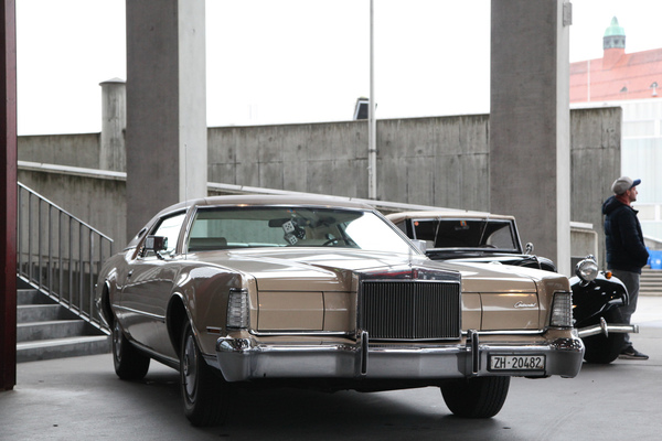 Lincoln Continental mit Klappscheinwerfern vor den Hallen - Oldtimermesse St. Gallen 2018
