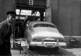 Lincoln Cosmopolitan (1949) - Town Sedan bei der Einfahrt zum Genfer Automobilsalon von 1949