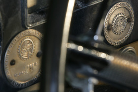 Lincoln Cosmopolitan Town Sedan (1949) - die Plaketten der Schönheitskonkurrenz von Luzern