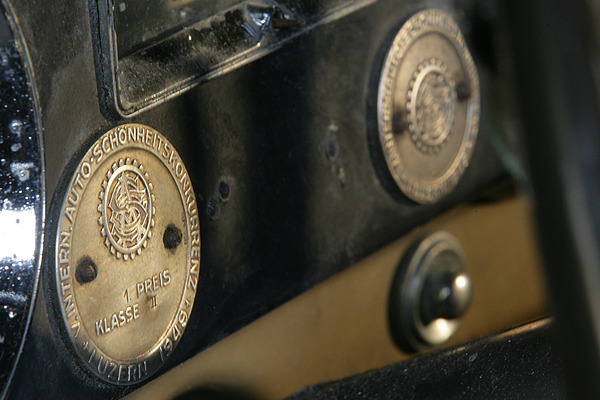 Lincoln Cosmopolitan Town Sedan (1949) - die Plaketten der Schönheitskonkurrenz von Luzern