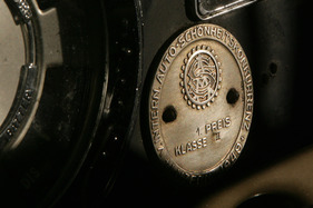 Lincoln Cosmopolitan Town Sedan (1949) - die Plaketten der Schönheitskonkurrenz von Luzern