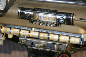 Lincoln Cosmopolitan Town Sedan (1949) - oben das historische Radio