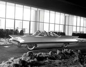 Lincoln Futura (1955) - lackiert in metallic-weiss, womit Ford einer der ersten Hersteller war, die ein Auto so bemalten - das Konzeptfahrzeug wurde an mehreren Autoshows gezeigt