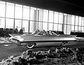 Lincoln Futura (1955) - lackiert in metallic-weiss, womit Ford einer der ersten Hersteller war, die ein Auto so bemalten - das Konzeptfahrzeug wurde an mehreren Autoshows gezeigt