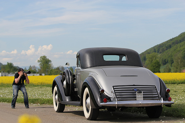 Lincoln Model K V12 LeBaron Coupe (1936) - erst im Vergleich zu anderen "Objekten" (hier der Fotograf) sieht man die wahrhaft monumentalen Dimensionen