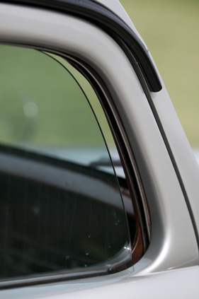 Lincoln Model K V12 LeBaron Coupe (1936) - zur leichten Belüftung kann die Seitenscheibe auch in Fahrtrichtung des Fahrzeugs verschoben und um einen Spalt geöffnet werden