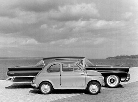 Lincoln Premiere (1959) und Fiat Nuova 500 (1959) - Grössenvergleich zwischen dem amerikanischen Strassenkreuzer und dem italienischen Kleinfahrzeug (1959)