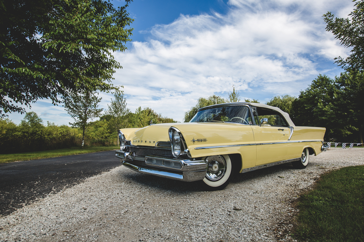 Lincoln Premiere Convertible (1957) - auch der Kühlergrill war für das neue Baujahr leicht angepasst worden