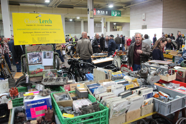 Image: Literature, spare parts and an entire BMW motorcycle - at the classic car fair in St. Gallen