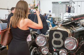 Lob für die Dame, die im Querformat fotografiert – Techno Classica 2024