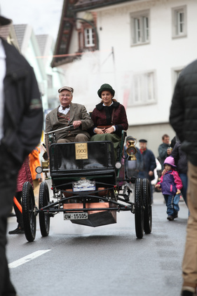 Bild Locomobile Steamcar (1900) - es ist gar nicht so einfach, sich den Weg durch die Fussgänger zu bahnen ... - O-iO 2016